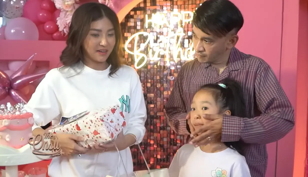 Sarwendah pun banyak mendapatkan hadiah dari orang-orang tercintanya. Baik dari anak-anak maupun orang-orang yang bekerja di kantornya. [Youtube/The Onsu Family]