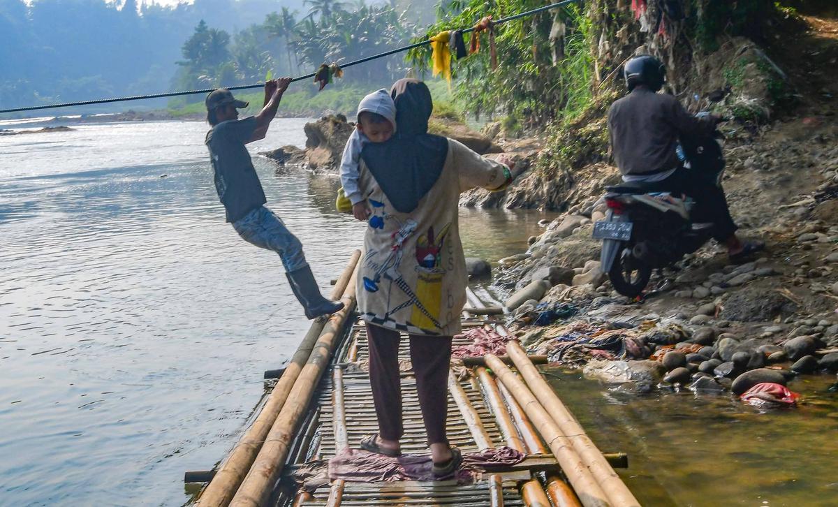 FOTO: Rakit Bambu Terakhir di Sungai Cisadane Masih Melayani Warga