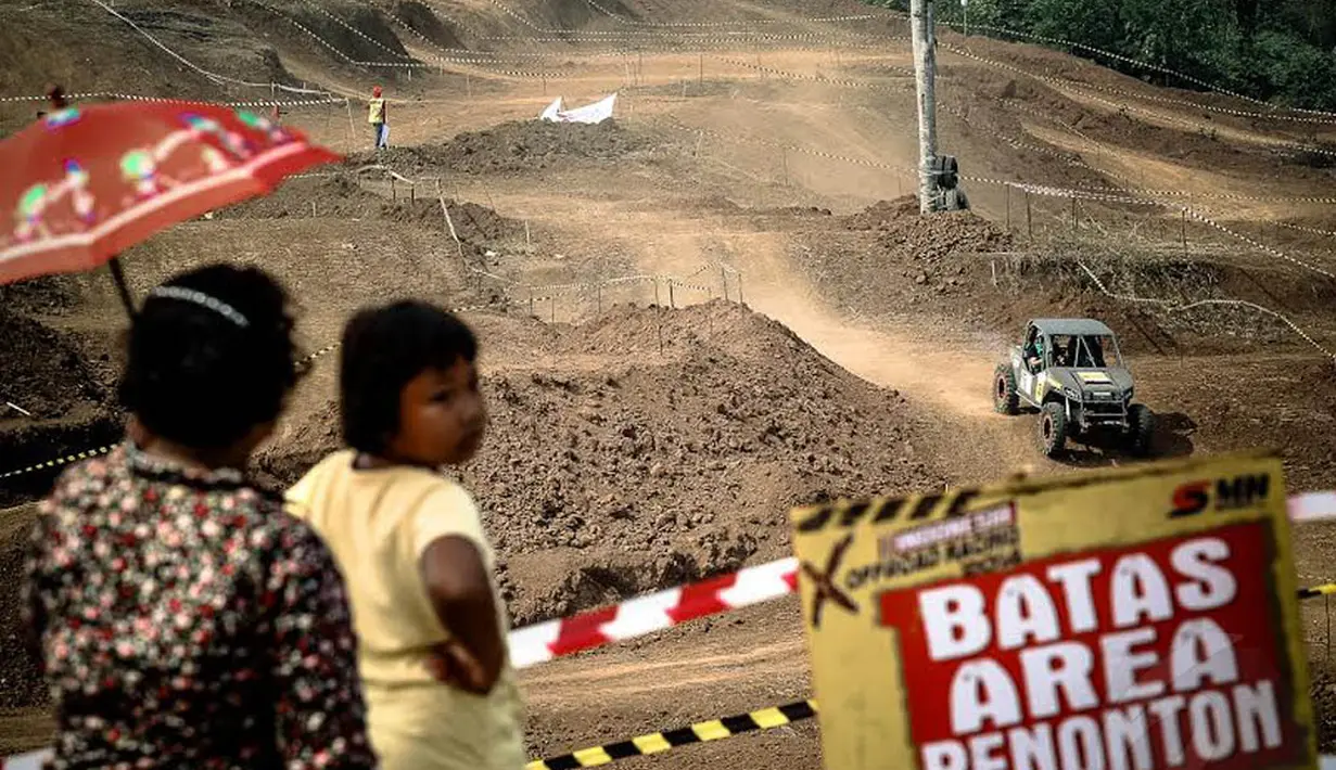 Kejuaraan Extrem Nasional Seri 1 diselenggarakan di Lubuk Linggau pada Sabtu (12/10/14) menjadi tontonan menarik masyarakat sekitar (Liputan6.com/Faizal Fanani).