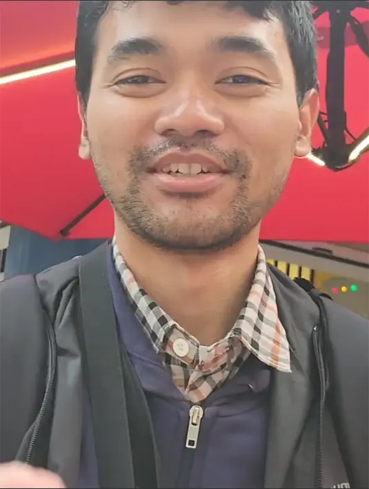 "Percaya kan, kalo hati bahagia...pasti akan tercermin pada Wajah kita.... Dan ini Wajah Bahagia seorang IBU saat bisa berjumpa lagi dengan Anak sulungnya, setelah hampir setahun terpisah jarak dan waktu.....," sambung Fitri Carlina. [Instagram/ninicarlina_real]