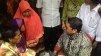 Wakil Ketua DPR Fadli Zon mendatangi rumah Muhammad Arsyad, pria yang dituduh menghina Presiden Jokowi lewat Facebook (FB). (Ahmand Romadoni/Liputan6.com)