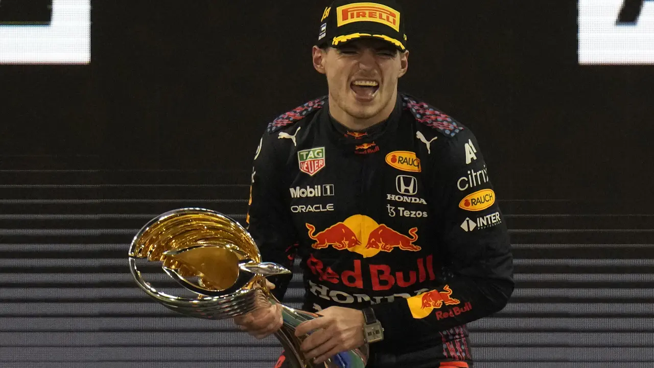 Foto: Ekspresi Max Verstappen usai Tikung Lewis Hamilton di Lap Terakhir, Si Bad Boy jadi Juara Dunia F1 2021