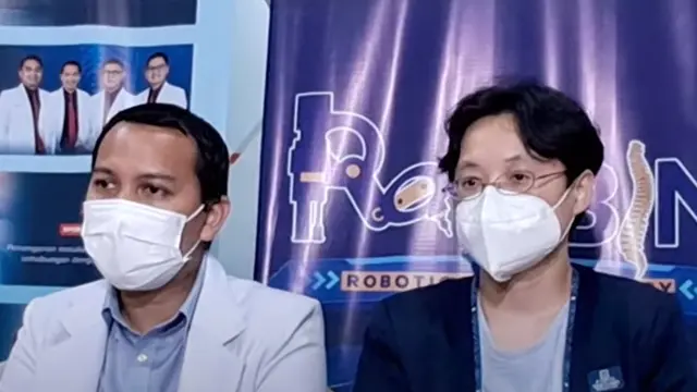Dr. Omar Luthfi, Sp.OT menjelaskan kondisi terkini Nikita Mirzani setelah menempuh operasi pengapuran tulang di RS Premiere Bintaro, Jumat (6/1/2023). (Foto: Dok. YouTube Intens Investigasi)