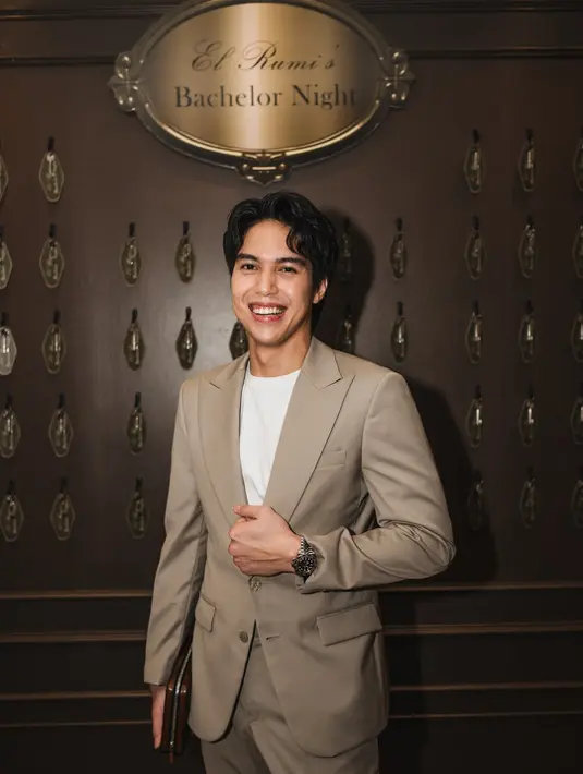 Salah satu yang mencuri perhatian adalah perayaan bachelor night yang digelar secara intimate bersama para sahabat terdekat yang akan menjadi groomsmen. Momen ini terasa bukan sekadar selebrasi, tapi juga refleksi menuju fase hidup yang baru.