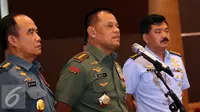 Panglima TNI, Jenderal Gatot Nurmantyo (tengah) bersama Kepala Staf TNI memberi keterangan usai Rapim TNI tahun 2017 di Jakarta, Kamis (19/1). (Liputan6.com/Helmi Fithriansyah)