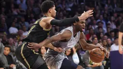 Pebasket LA Lakers, Josh Hart, menghadang pebasket Minnesota Timberwolves, Andrew Wiggins, pada laga NBA di di Staples Center, Sabtu (7/4/2018). Timberwolves menang 113-96 atas LA Lakers. (AP/Reed Saxon)