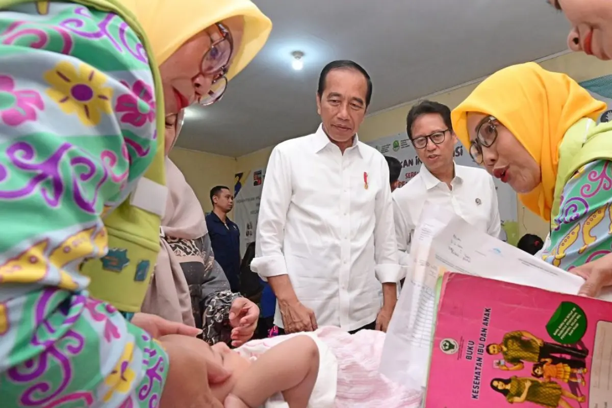 Jokowi ditemani Menkes Budi Gunadi melakukan peninjauan Gerakan Intervensi Serentak Pencegahan Stunting di Bogor pada Selasa, 11 Juni 2024. (Foto BPMI)