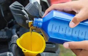 Ilustrasi mengisi oli mesin sepeda motor (motorcyclesports.net)
