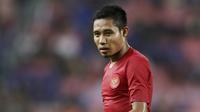 Gelandang Timnas Indonesia, Evan Dimas, mengamati rekannya saat melawan Thailand pada laga Piala AFF 2018 di Stadion Rajamangala, Bangkok, Sabtu (17/11). Thailand menang 4-2 dari Indonesia. (Bola.com/M. Iqbal Ichsan)