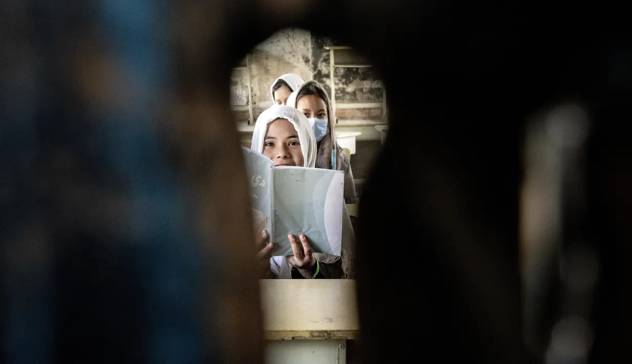 Ribuan perempuan telah kehilangan pekerjaan atau dipaksa mengundurkan diri dari lembaga pemerintah dan sektor swasta. (AP Photo/Ebrahim Noroozi)