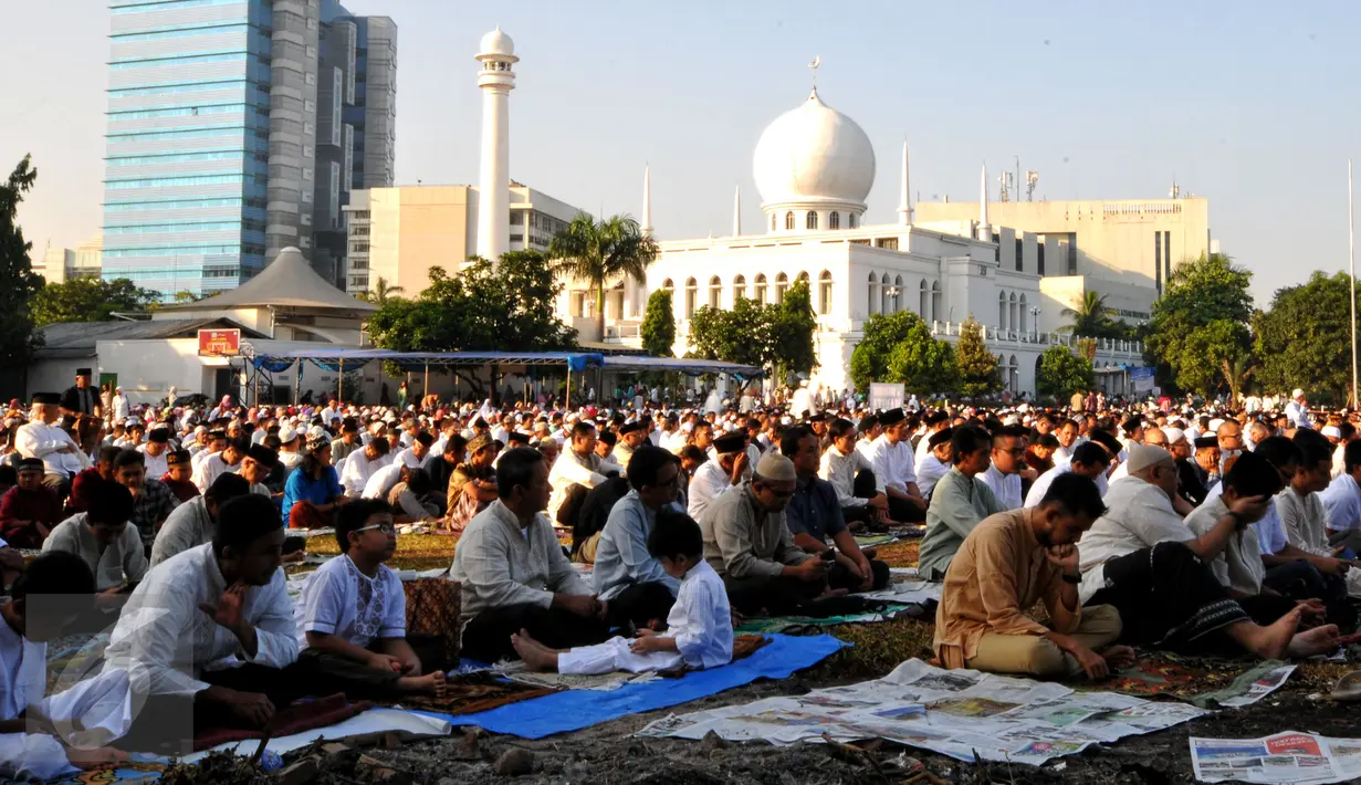 Ribuan umat muslim menunaikan ibadah salat Idul Fitri 1 Syawal 1436 H di Masjid Agung Al Azhar Jakarta, Jumat (17/7/2015). Warga juga memadati halaman masjid untuk bersama-sama menunaikan salat Id. (Liputan6.com/Yoppy Renato)