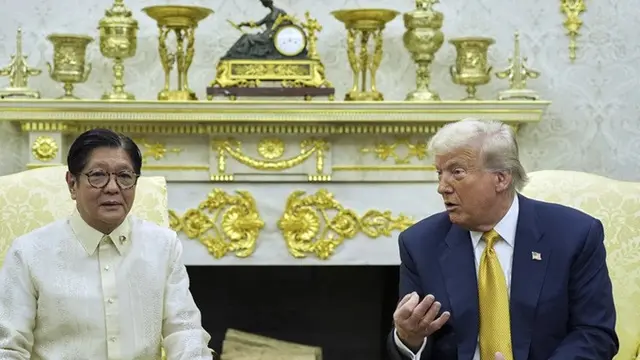 Presiden Amerika Serikat Donald Trump saat bertemu dengan Presiden Filipina Ferdinand Marcos Jr. di Ruang Oval, Gedung Putih, Selasa, (22/7/2025).