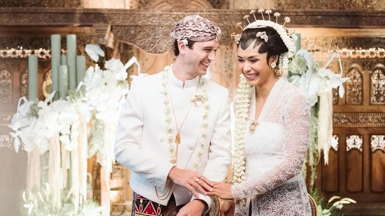 Adinia Wirasti mengejutkan banyak orang dengan pernikahannya yang tiba-tiba dengan Michael Wahr, pria asal Australia, pada 9 Juni 2023, tanpa pernah terlihat pacaran di media sosial.<br>