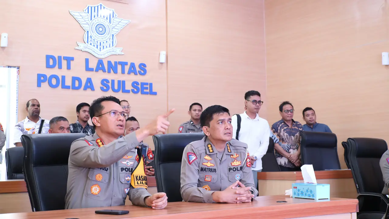 Dirlantas Polda Sulsel Kombes Pol I Made Agus Prasatya (kiri) (Istimewa)
