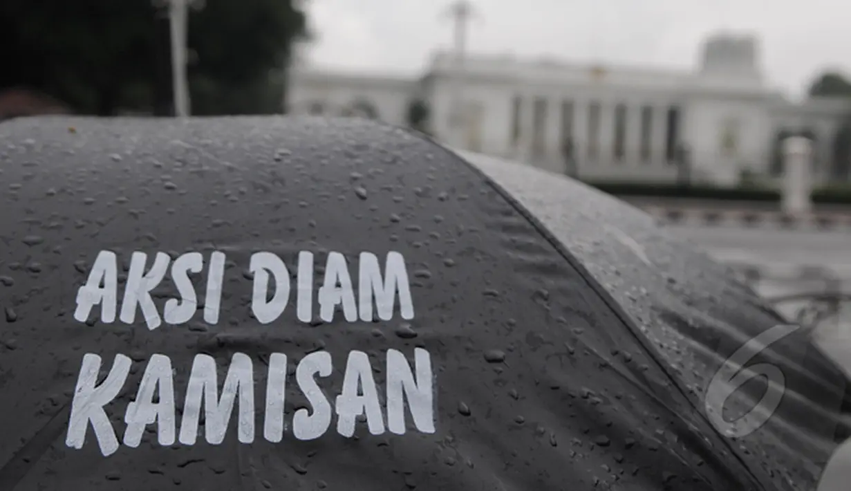 Jaringan Solidaritas Korban untuk Keadilan menggelar 'Aksi Diam Kamisan' yang ke-382 di depan Istana Merdeka, Jakarta, Kamis (22/1/2105). (Liputan6.com/Herman Zakharia)