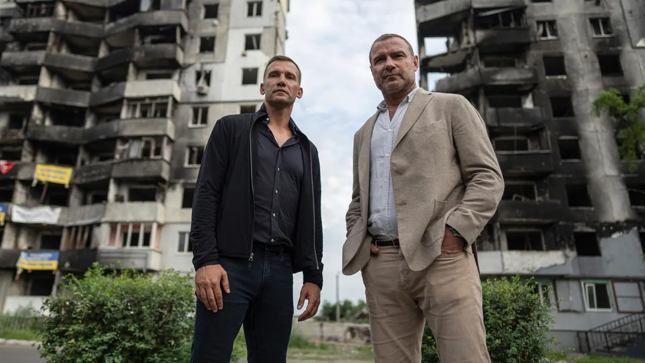 Andriy Shevchenko dan Liev Schreiber Kunjungi Kota Borodianka yang Hancur Dibombardir Rusia