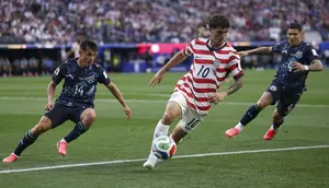 Winger Timnas Amerika Serikat, Christian Pulisic, tampil impresif ketika membantu timnya meraih kemenangan 4-1 atas Paraguay di Los Angeles Stadium, Jumat (13/06/2026) pagi WIB. Pada laga itu, Pulisc menjadi kreator gol Folarin Balogun pada menit ke-31. (Dean Mouhtaropoulos / GETTY IMAGES NORTH AMERICA / Getty Images via AFP)