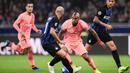 Gelandang Barcelona, Arturo Vidal, berusaha melewati gelandang Inter Milan, Matias Vecino, pada laga Liga Champions di Stadion San Siro, Milan, Selasa (6/11). Kedua klub bermain imbang 1-1. (AFP/Marco Bertorello)