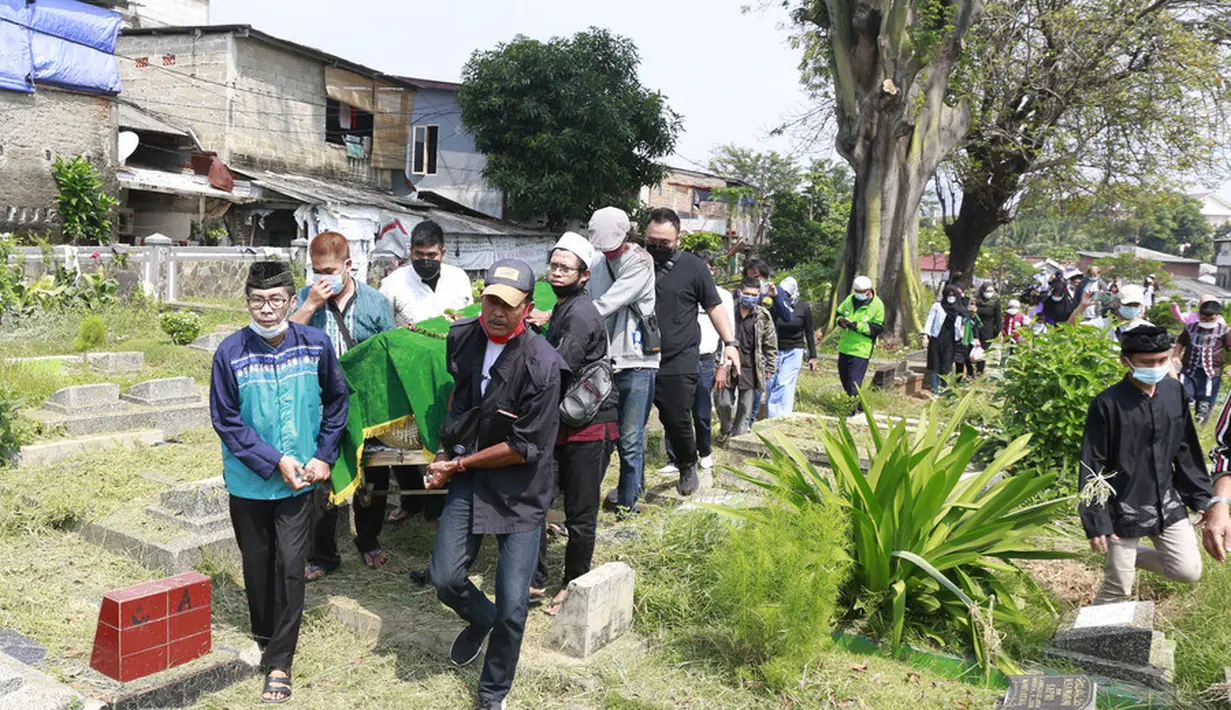 Suasana Pemakaman Urip Arphan (KapanLagi.com/Muhammad Akrom Sukarya)