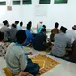 Pemuda Desa Dukuhjati Indramayu Jawa Barat saat mengikut Salat Tarawih Tercepat. Foto (Liputan6.com / Panji Prayitno)