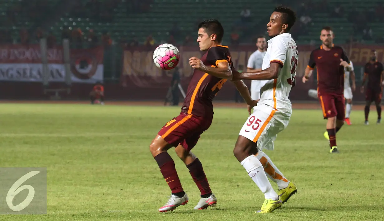 Pertandingan AS Roma D 2015 menciptakan banyak peluang gol, meski para pemainnya harus melawan rekan mereka sendiri, SUGBK, Jakarta, Sabtu (25/7/2015). (Liputan6.com/Herman Zakharia)