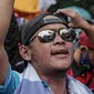 Buruh yang tergabung dalam Konfederasi Serikat Pekerja Indonesia berunjuk rasa di depan Kantor Kementerian Ketenagakerjaan, Jakarta, Rabu (16/2/2022). Buruh menuntut Permenaker Nomor 2 Tahun 2022 yang mengatur JHT baru bisa dicairkan pada usia 56 tahun segera dicabut. (Liputan6.com/Faizal Fanani)