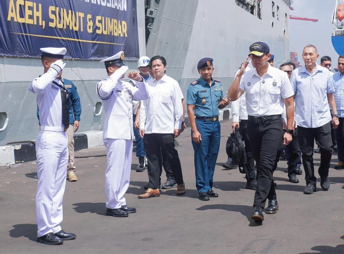 FOTO: Menko IPK Lepas KRI Semarang Kirim Bantuan ke Wilayah Bencana Sumatera