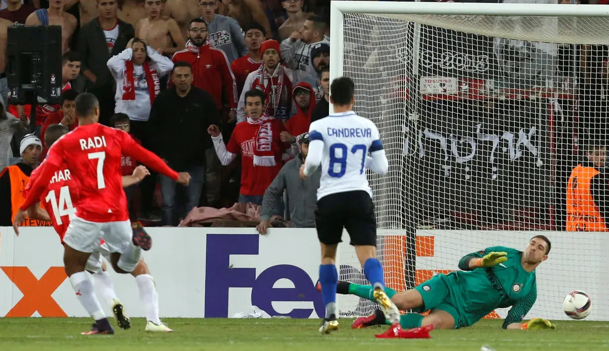 Pemain Hapoel Beer Sheva, Ben Sahar, mencetak gol penentu kemenangan atas Inter Milan di menit terakhir pada matchday kelima Grup K, di Turner Stadium, Beersheba, Jumat (25/11/2016) dini hari WIB. (Reuters/Ammar Awad)