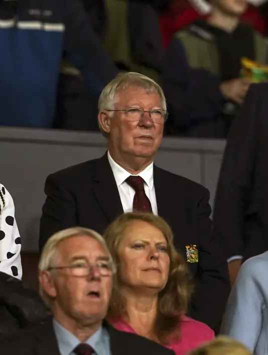 Mantan manajer Manchester United Sir Alex Ferguson mengheningkan cipta selama beberapa menit setelah meninggalnya Ratu Elizabeth II, menjelang pertandingan sepak bola grup E Liga Europa antara Manchester United dan Real Sociedad di Old Trafford di Manchester, Inggris, Kamis, 8 September 2022. (AP Photo/Dave Thompson)