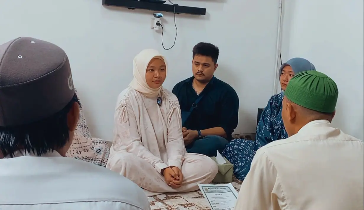 Jelang beberapa hari lebaran, Tasya Holscher memutuskan untuk memeluk Islam. Dari video yang diunggah, adik Natalie dibimbing seorang ustaz mengucapkan dua kalimat syahadat. [Instagram/nathalieholscher]