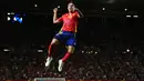Pemain Spanyol, Martin Zubimendi melakukan selebrasi setelah mencetak gol kemenangan timnya ke gawang Denmark pada laga lanjutan UEFA Nations League di Nueva Condomina Stadium, Murcia, Spanyol, Minggu (13/10/2024) dini hari WIB. (AP Photo/Jose Breton)
