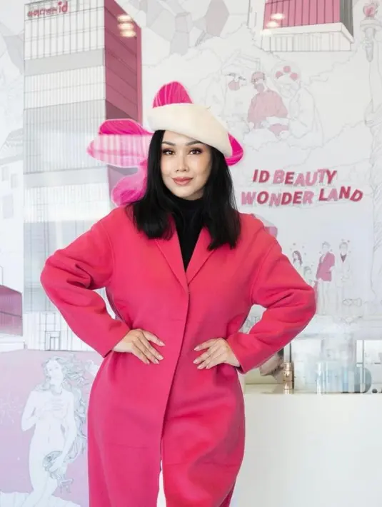 Titi DJ juga dikenal konsisten dengan OOTD colorful dan vibrant yang bikin fresh di usia 56 tahun. @ti2dj.