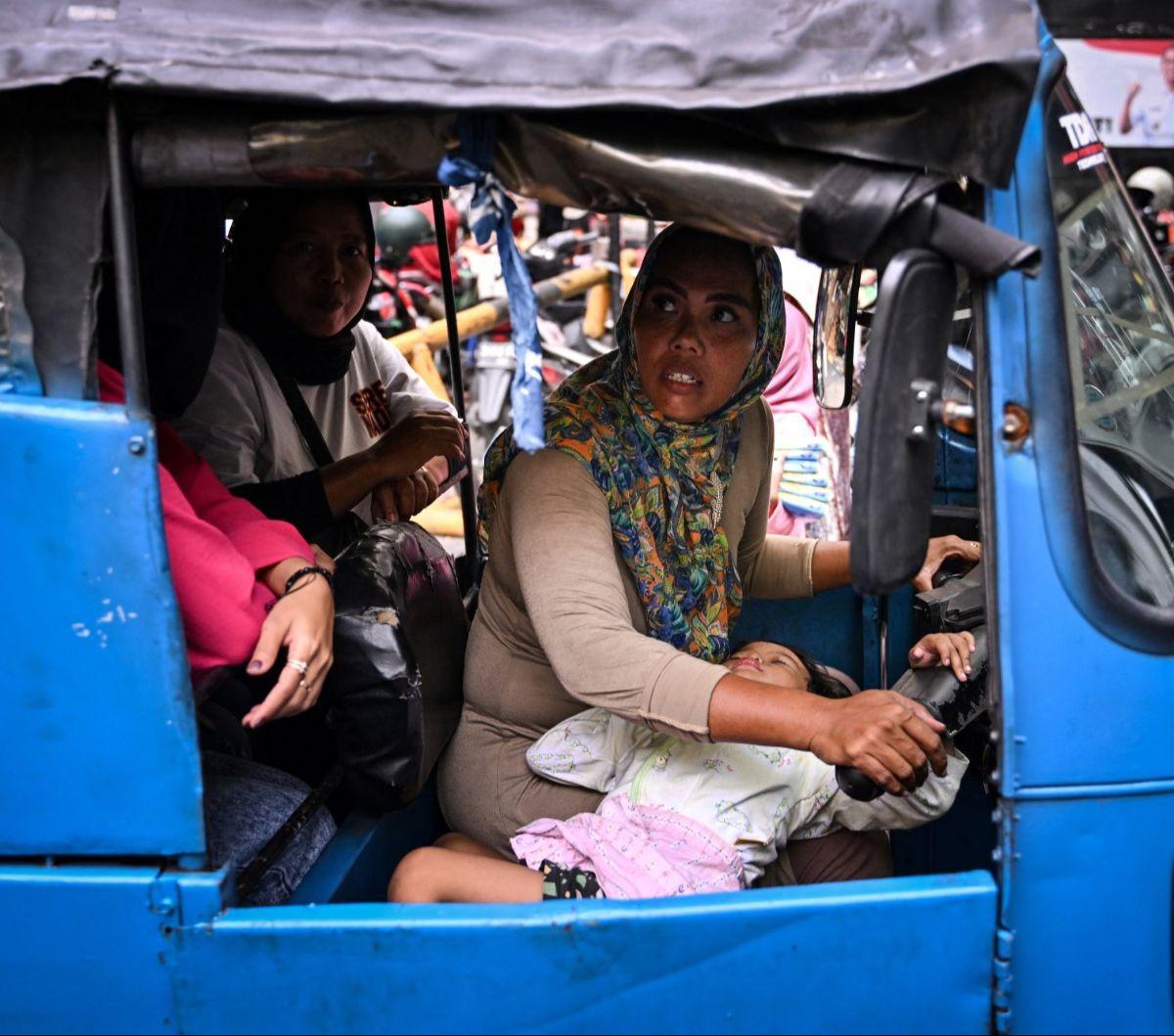 Bersama putrinya yang berusia tiga tahun, Ekawati mengarungi lalu lintas Jakarta yang terkenal buruk sebagai sopir bajaj demi mencari nafkah. Ekawati merupakan salah satu dari semakin banyak perempuan Indonesia yang mencari pekerjaan informal di luar ruma