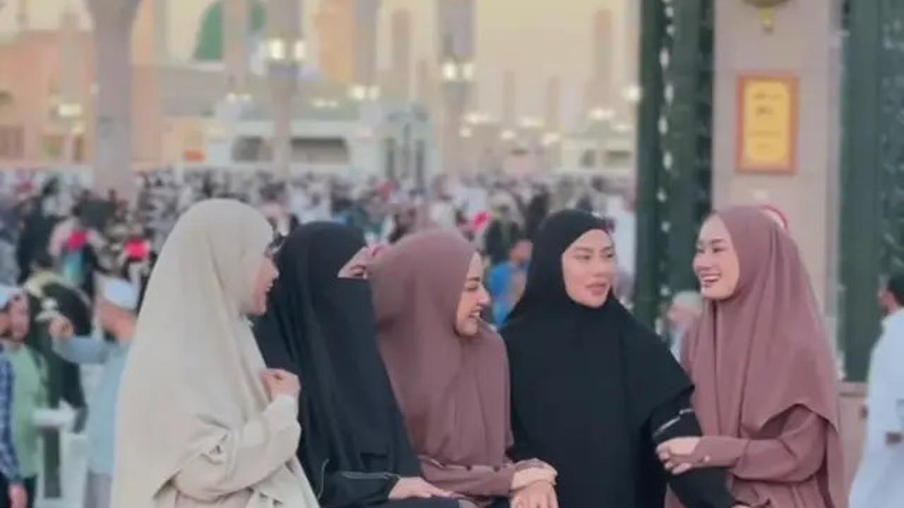7 Momen Seru Geng Butterfly Kumpul di Madinah, Dinda Hauw Hingga Dara Arafah