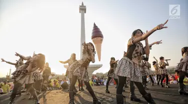 Girlband JKT48 saat tampil dalam acara puncak Kirab Obor Asian Games 2018 di Monas, Jakarta, Sabtu (18/8). Obor Asian Games 2018 diarak dari Monumen Nasional (Monas) menuju Stadion Utama Gelora Bung Karno (SUGBK). (Liputan6.com/Faizal Fanani)