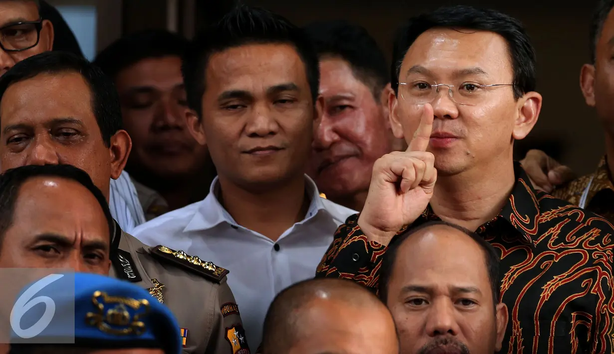 Ekspresi Gubernur DKI Ahok usai diperiksa Bareskrim Polri, Jakarta, Senin (7/11). Ahok diperiksa 9 jam dan diberi 22 pertanyaan terkait kasus dugaan penistaan Agama. (Liputan6.com/Johan Tallo)