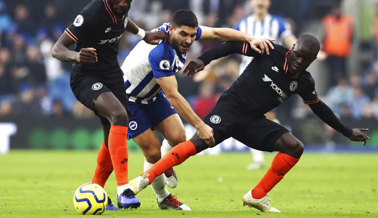 Pemain Brighton and Hove Albion, Neal Maupay, berusaha melewati pemain Chelsea pada laga Premier League di Stadion AMEX, Rabu (1/1/2020). Kedua tim bermain imbang 1-1. (AP/(Gareth Fuller)
