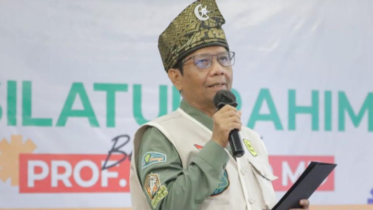 "Itu soal pilihan aja. Nanti kalau saya mundur di depan dulu orang mengatakan loh kok buru-buru sih yang lain belum," kata Mahfud.&nbsp;
