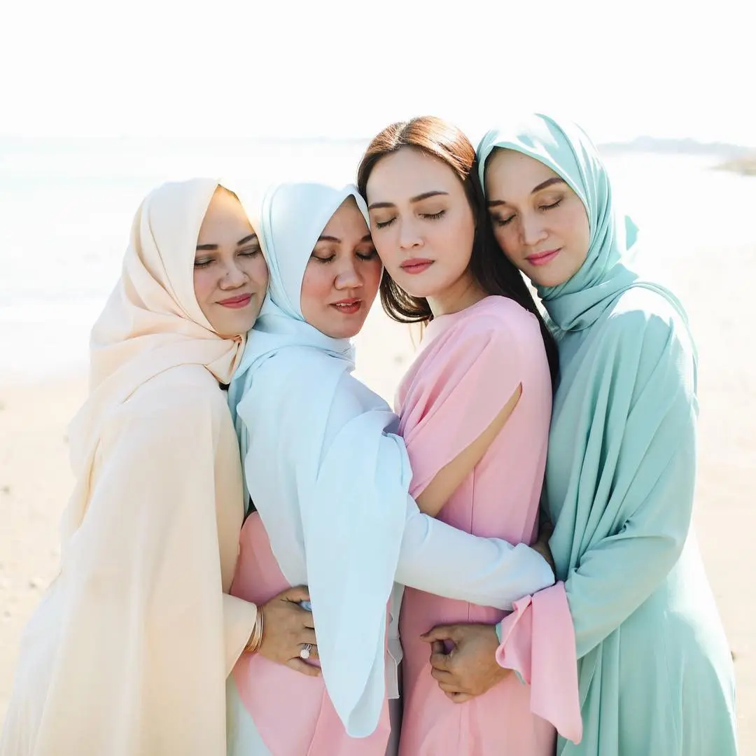 Shandy Aulia dan ketiga kakaknya yang muslim. (Instagram/shandyaulia)