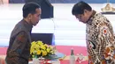 Presiden Joko Widodo atau Jokowi menyapa Menteri Koordinator Bidang Perekonomian Airlangga Hartarto (kanan) saat menghadiri Indonesia Banking Expo (IBEX) 2019 di Jakarta, Rabu (26/11/2019). (Liputan6.com/Angga Yuniar)