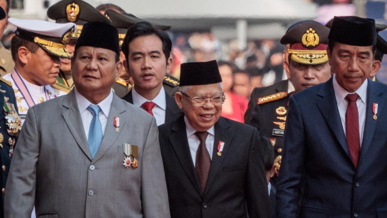 VIDEO: Erat Jokowi Pegang Tangan Iriana di HUT TNI, Prabowo Gandeng Ma'ruf di Panggung Tamu VIP