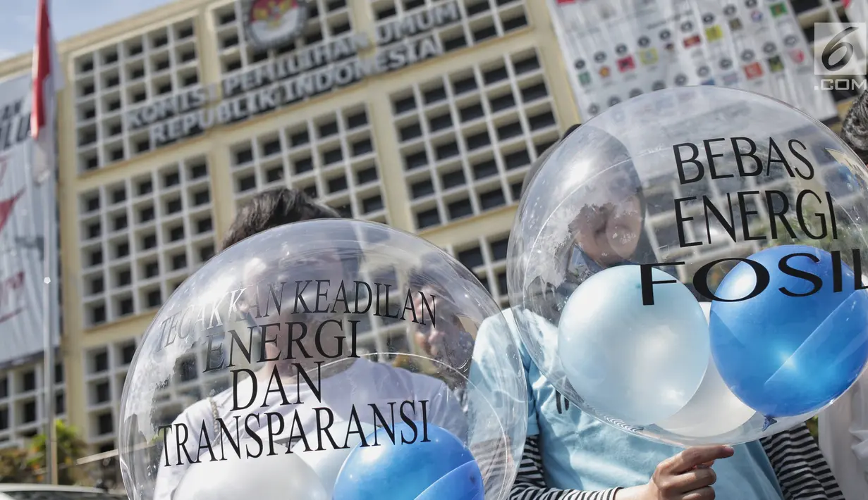 Massa yang tergabung dalam koalisi #BersihkanIndonesia menggelar aksi teatrikal di  Gedung KPU RI, Jakarta, Senin (11/2). Aksi tersebut bertajuk "Kami ingin masa depan, kami ingin energi bersih". (Liputan6.com/Faizal Fanani)