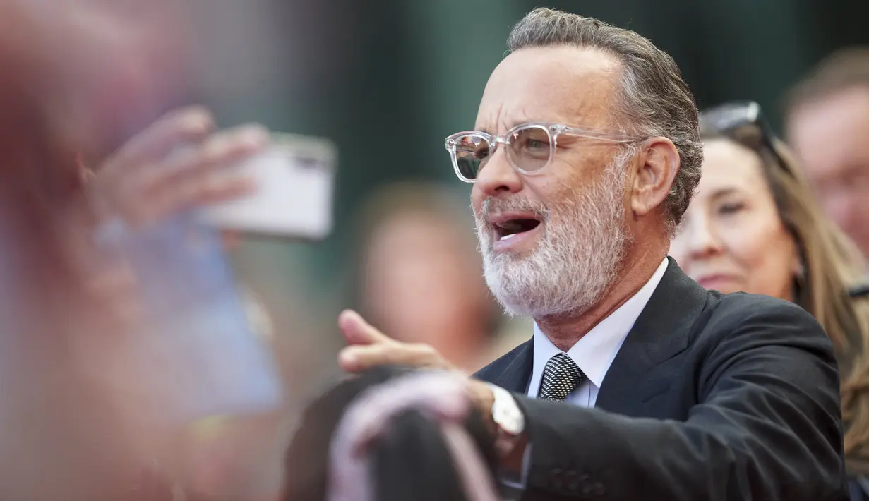 Aktor Tom Hanks berbicara kepada penggemar di karpet merah di pemutaran perdana "A Beautiful Day in the Neighborhood" selama Toronto International Film Festival Day 3 2019 di Toronto 7 September 2019. Hanks mengumumkan dirinya terpapar virus corona melalui akun Twitternya. (AFP/Geoff Robins)