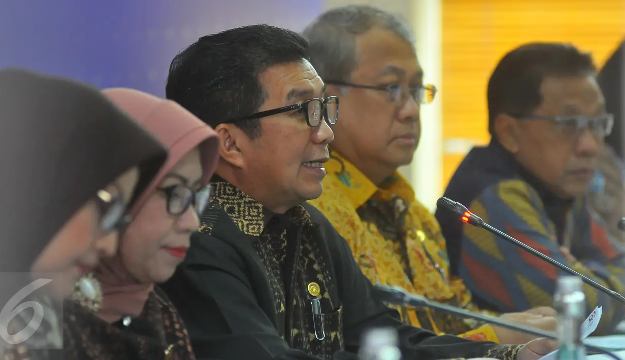 Ketua Dewan Komisioner OJK, Muliaman Hadad memberi keterangan saat konferensi pers akhir tahun OJK di gedung OJK, Jakarta, Jumat (30/12). Aktivitas intermediasi lembaga jasa keuangan juga mencatatkan beberapa perbaikan. (Liputan6.com/Angga Yuniar)