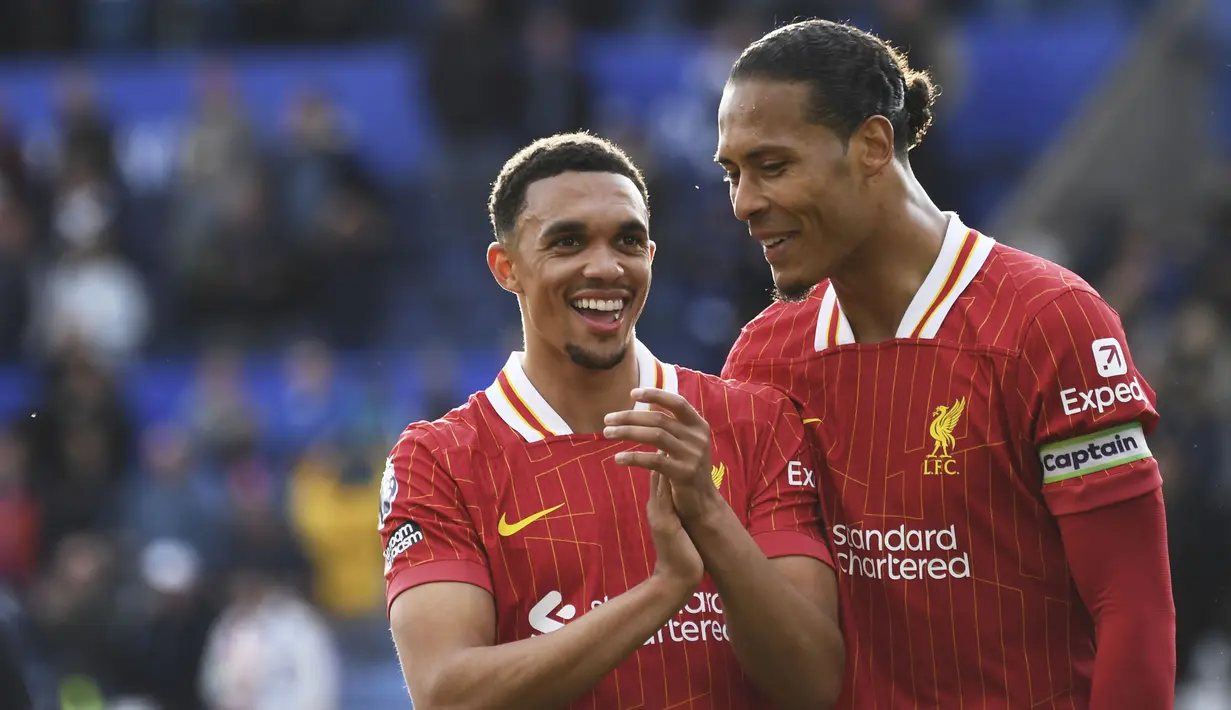 Pemain Liverpool, Trent Alexander-Arnold (kiri) merayakan kemenangan bersama Virgil van Dijk setelah laga lanjutan Liga Inggris 2024/2025 melawan Leicester City di King Power Stadium, Leicester, Inggris, Sabtu (20/04/2025) waktu setempat. (AP Photo/Rui Vieira)