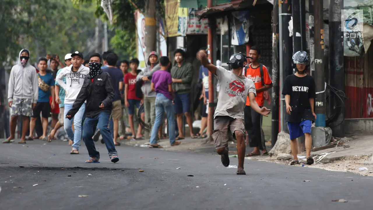 Massa Perusuh di Slipi Lempari Polisi dengan Batu