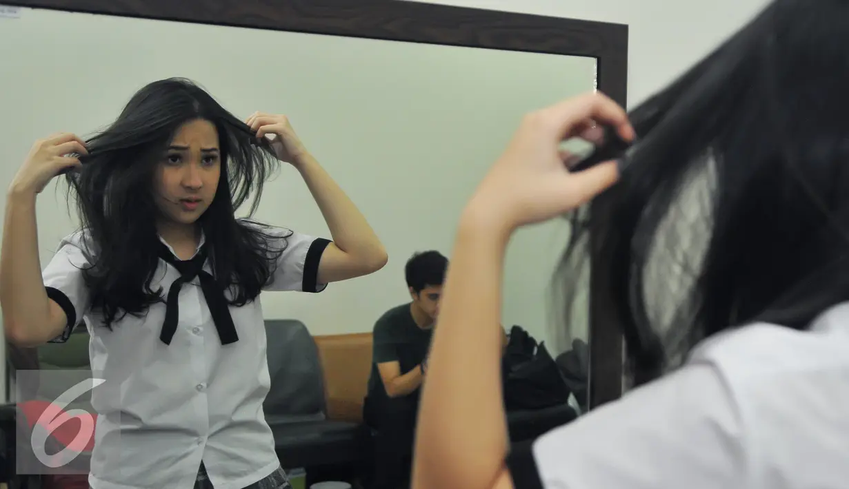 Salah satu pemain High School Love Story, Agatha Pricilla sedang bersiap melakukan syuting di lokasi syuting Studio MD, Jakarta, Kamis (20/8/2015). Sinetron HSLS sudah tayang sejak 10 Agustus 2015 lalu di SCTV. (Liputan6.com/Herman Zakharia)