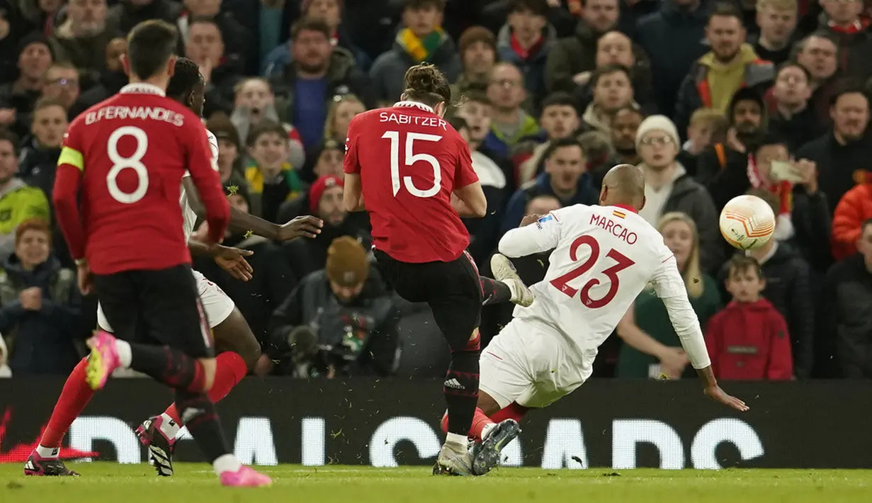 <p>Manchester United lebih dulu unggul melalui dua gol Marcel Sabitzer. Namun, Sevilla berhasil menyamakan kedudukan di menit-menit akhir usai Tyrell Malacia dan Harry Maguire mencetak gol bunuh diri. (AP Photo/Dave Thompson)</p>