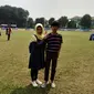 Zaki Rasyad Fadilah bersama ibunya berangkat dari dini hari dari Bandung dan menembus kemacetan demi mengikuti seleksi Allianz Explorer Camp 2019. (Bola.com/Zulfirdaus Harahap)