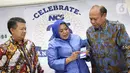 Dirut PT Nusantara Card Semesta (NCS) Reni S. Siregar (tengah) menunjukkan aplikasi NCS di Jakarta, Jumat (6/12/2019). NCS melakukan berbagai inovasi untuk menunjang kebutuhan bisnis proses dan service yang dari mulai pick up, delivery, invoicing hingga reporting melalui iDss. (Liputan6.com)